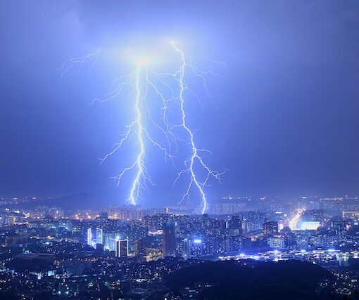 Lightning bolt photo for lightning quiz.